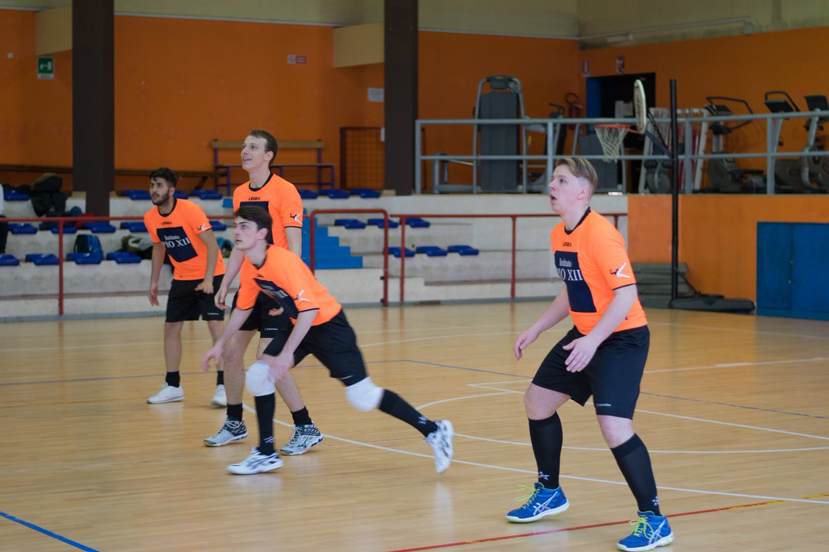 VolleyScuola's tweet photo. #VolleyScuola, vola il #BertrandRussell
#VS2016 #quarti

https://t.co/V94G4eqJs8 https://t.co/zbOHgfscBZ