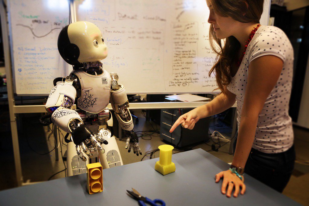 Learn robotics. Робот делает пиццу. Робототехника для детей фотосток. Robot learning. Роботы ученые.