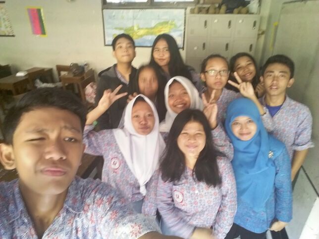 tresnamath89's tweet photo. Praktek prakarya dikala bel pulang sudah berdering #tetepSEMANGAT @ArdyCihuy https://t.co/KajJVvliRS