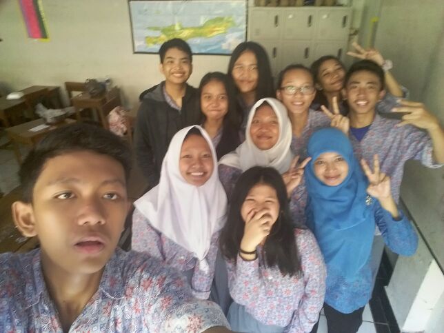 tresnamath89's tweet photo. Praktek prakarya dikala bel pulang sudah berdering #tetepSEMANGAT @ArdyCihuy https://t.co/KajJVvliRS