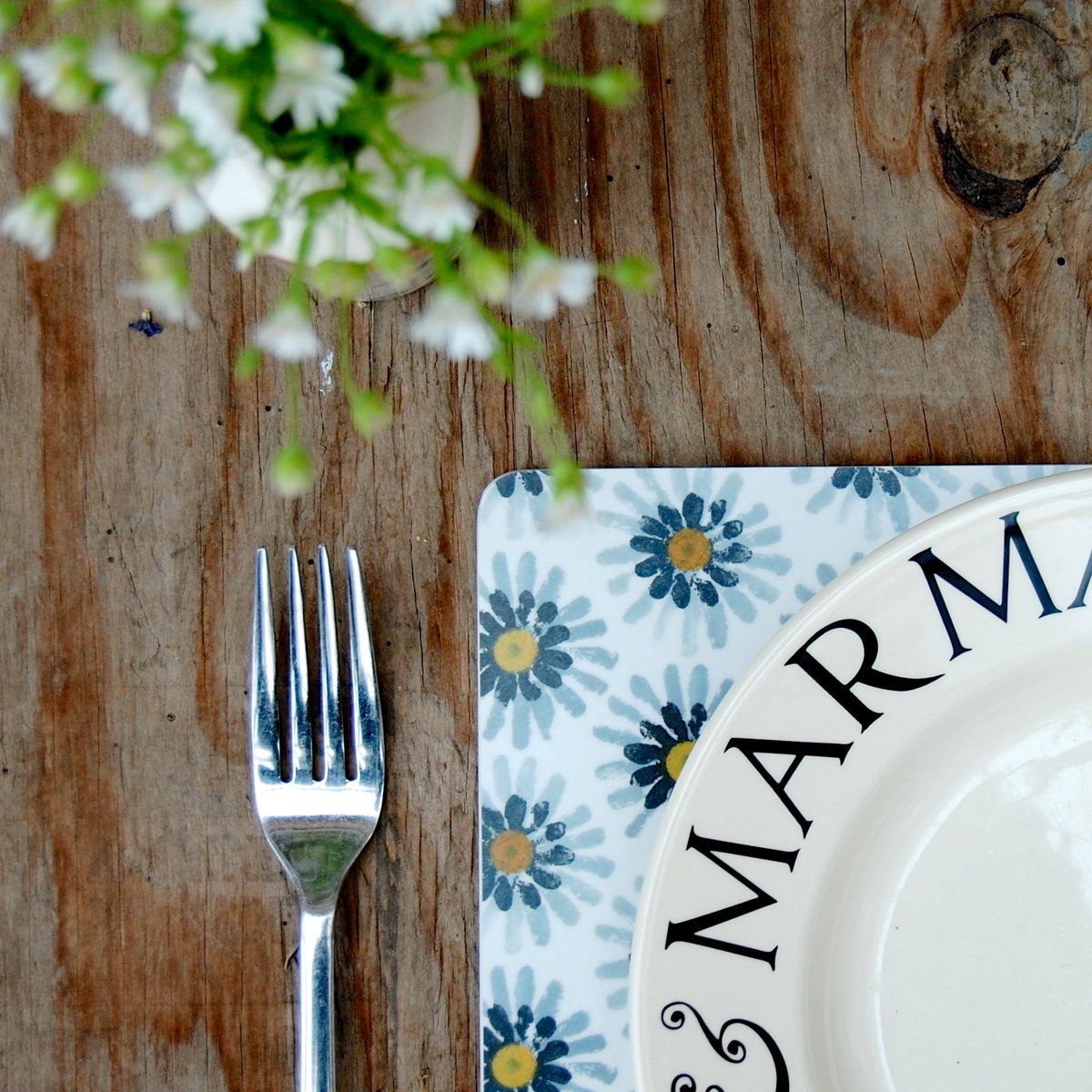 IzziRainey's tweet photo. @EmmaBridgewater We love your gorgeous plate with our 'Mustard Daisy' placemats... #kitchem #print #table #floral https://t.co/XIeH56DOhm