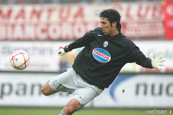 juventusfcjp's tweet photo. フォトギャラリー: ユーヴェとブッフォン。偉大なラブストーリーは続きます。@gianluigibuffon https://t.co/JKxIh84NfL #Buffon2018 https://t.co/dKUkukXcg4