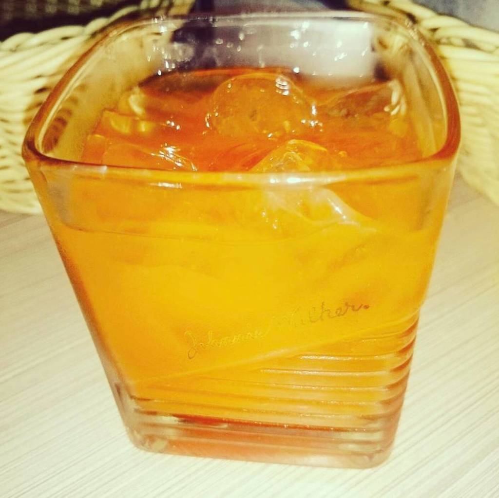 Can you taste the weekend? Photo of our Tropical Sunset #cocktail courtesy of @frenzywurtzbach #thirstday #drink #b…