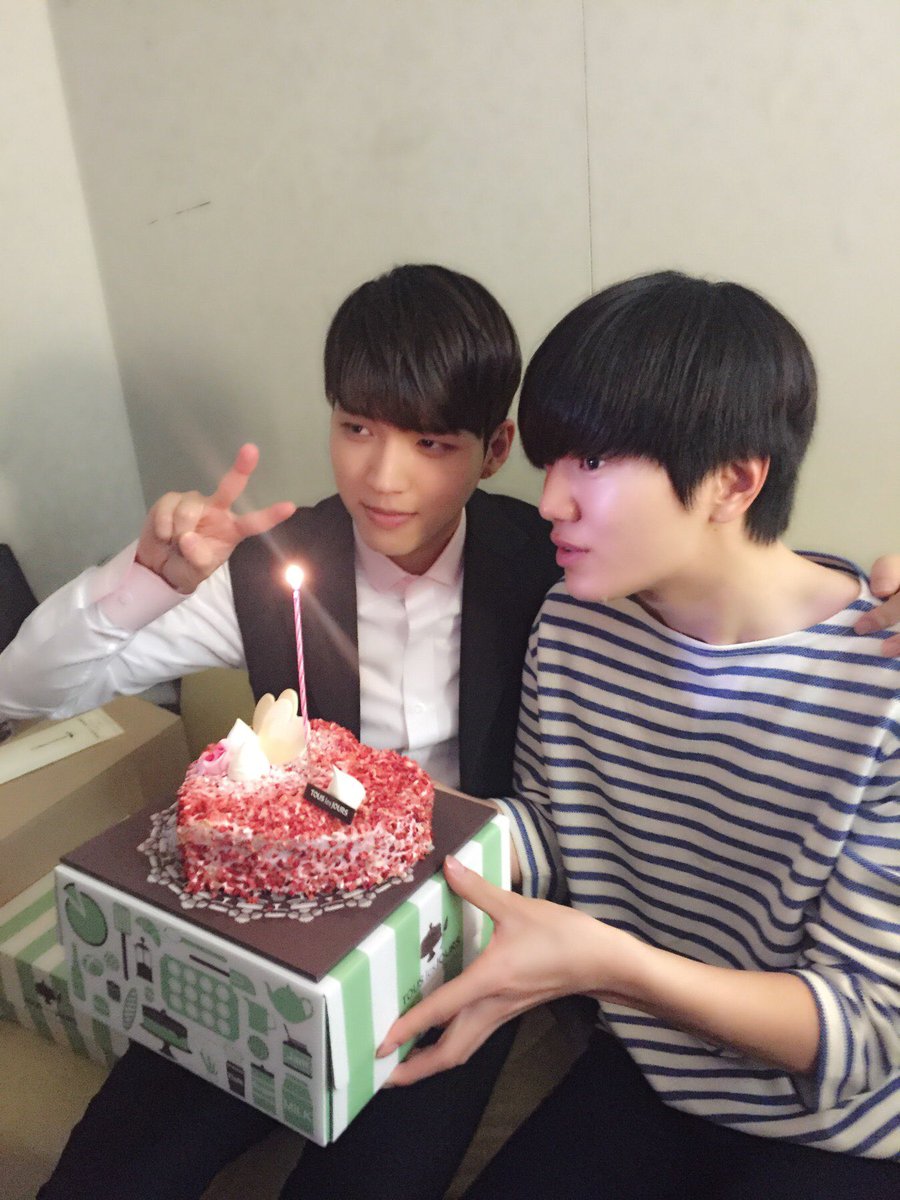 엠카를 시작으로 '끄덕끄덕'출발! 햇빛이 반짝반짝할 때도 좋고 비올때도 듣기좋고 무한반복중!!응원하러 와준 성종이와도 함께~^^ #남우현 #끄덕끄덕 #이성종 #엠카운트다운 #울림 #김희선 #이야기사운드