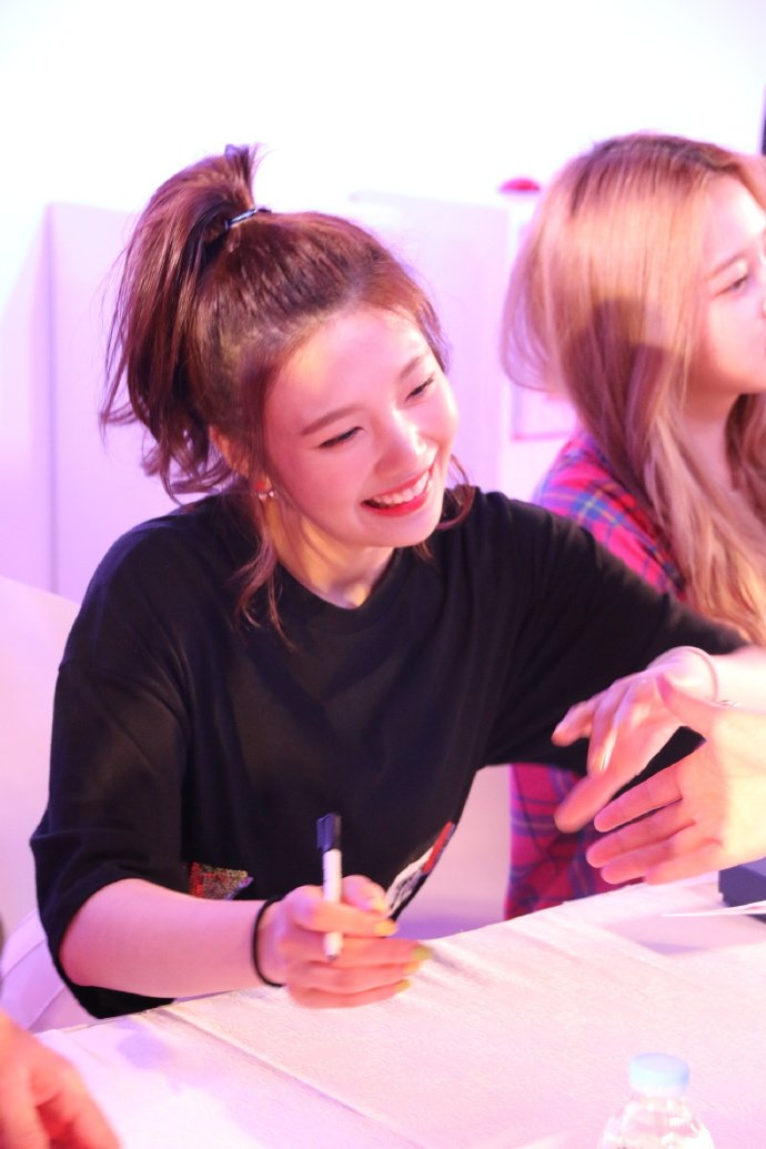 baechuxs's tweet photo. 160512 #Joy #조이 KBEE Fan-sign by 小寶貝aaaaa
https://t.co/h3XXmcJIn8
https://t.co/sWYxy98yCS
https://t.co/tQK22GQamA https://t.co/ODgJtSAA1z