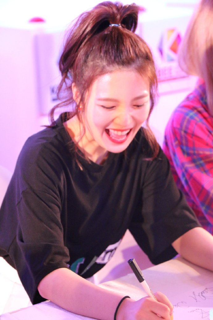 baechuxs's tweet photo. 160512 #Joy #조이 KBEE Fan-sign by 小寶貝aaaaa
https://t.co/h3XXmcJIn8
https://t.co/sWYxy98yCS
https://t.co/tQK22GQamA https://t.co/ODgJtSAA1z