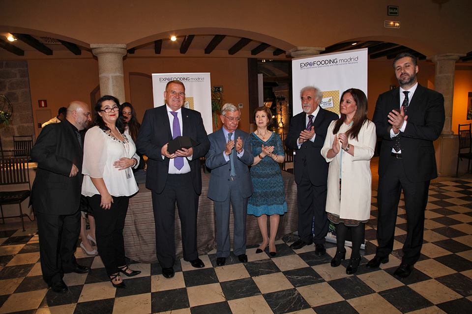centro_cshm's tweet photo. Otorgado el trofeo The Golden Orange International Awards en la cena de clausura de #Expofooding  2016 #CSHM https://t.co/0Mn8hwTLHp