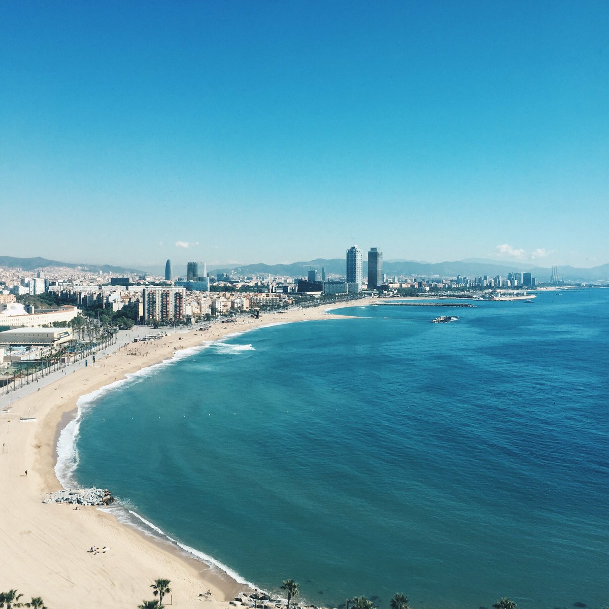 Buenos días Barcelona! Me alegro de estar aquí y estoy ansiosa esperando el GP de España este fin de semana! 🇪🇸🏎🏁