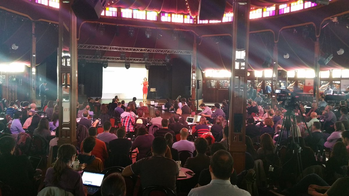 Toda el Teatro pendiente de las "predicciones" #UX de <a href="/babypixel/">pixel baby</a> y <a href="/Diga33/">Diga33!</a>. #UXF2016