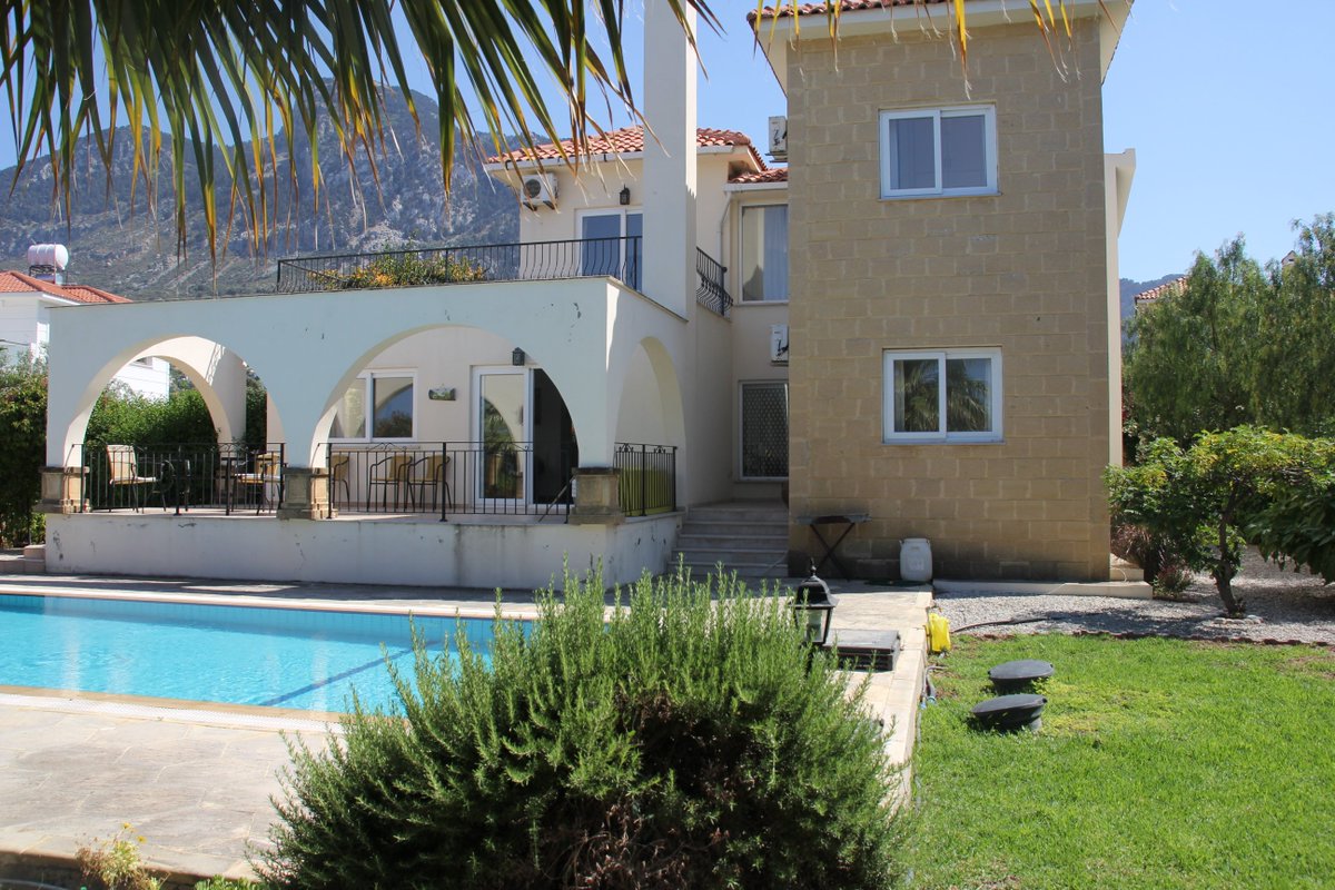 EstaRealEstates's tweet image. 4 bedroom fully furnished bargain price villa in Karsiyaka #northerncyprus #Mountains #swimmingpool #garden