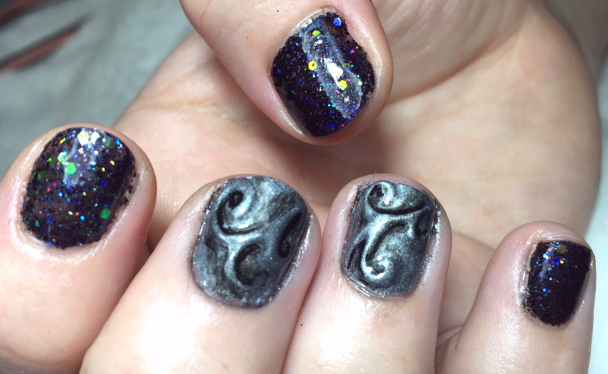 #metaleffect #nailart #pigments from <a href="/sambiddle/">Sam Biddle</a> <a href="/becreativenails/">Be Creative</a> &amp; the #freegift of this gorge glitter!