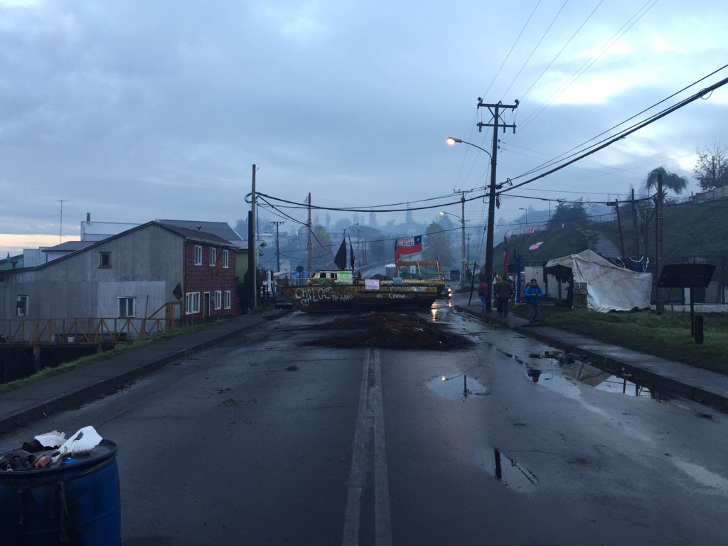 En la mañana camino al trabajo entre bloqueos y tomas de carretera. #chiloeestaprivao #ChiloeResiste