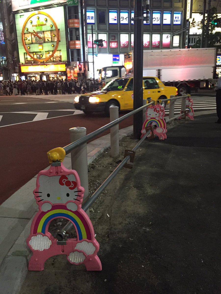 _sophie's tweet photo. Was wir bisher schafften: Möbelsocken kaufen, und beim Sushi blamieren und Hello-Kitty-Baustellen finden. #Joypan https://t.co/ie8y4JPTxM
