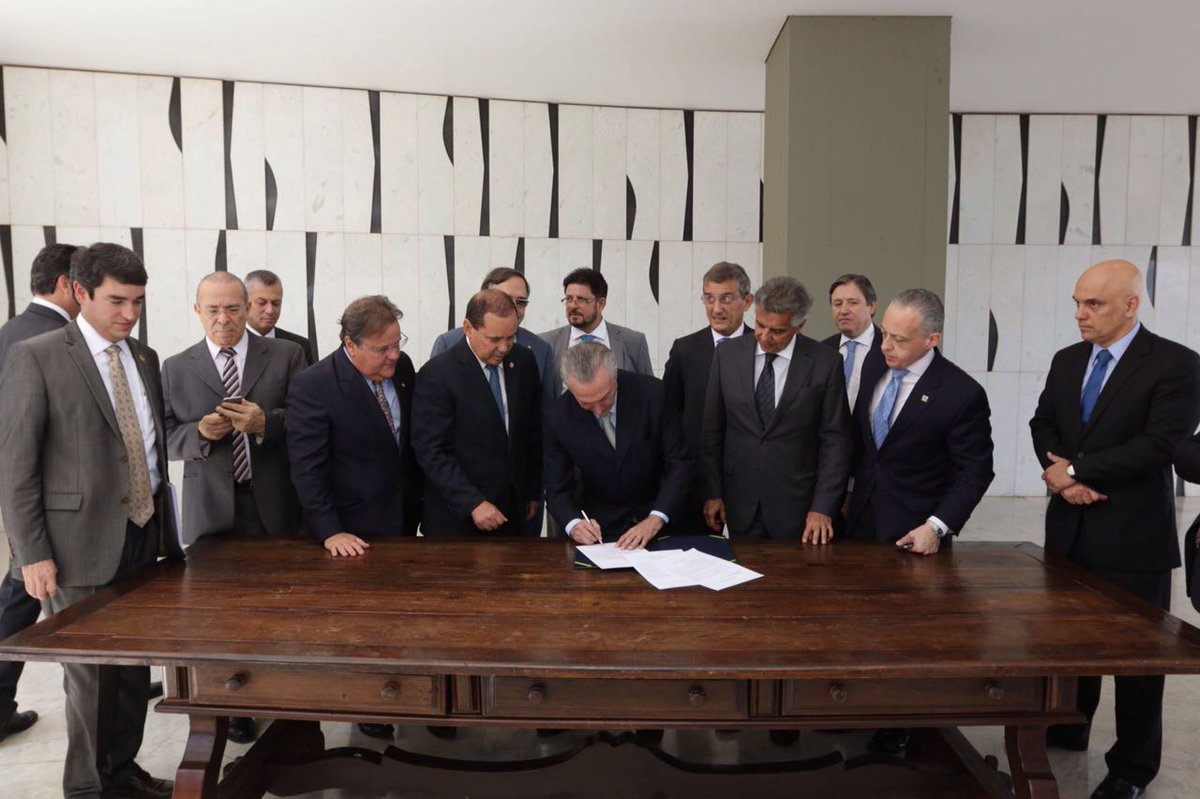 (AI) Michel Temer assina notificação de posse como presidente interino encaminhada pelo Senado.