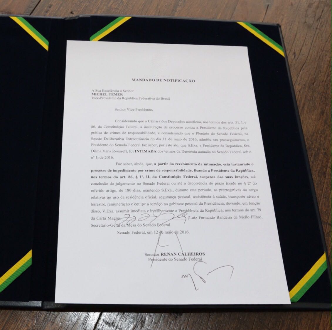 (AI) Michel Temer assina notificação de posse como presidente interino encaminhada pelo Senado.