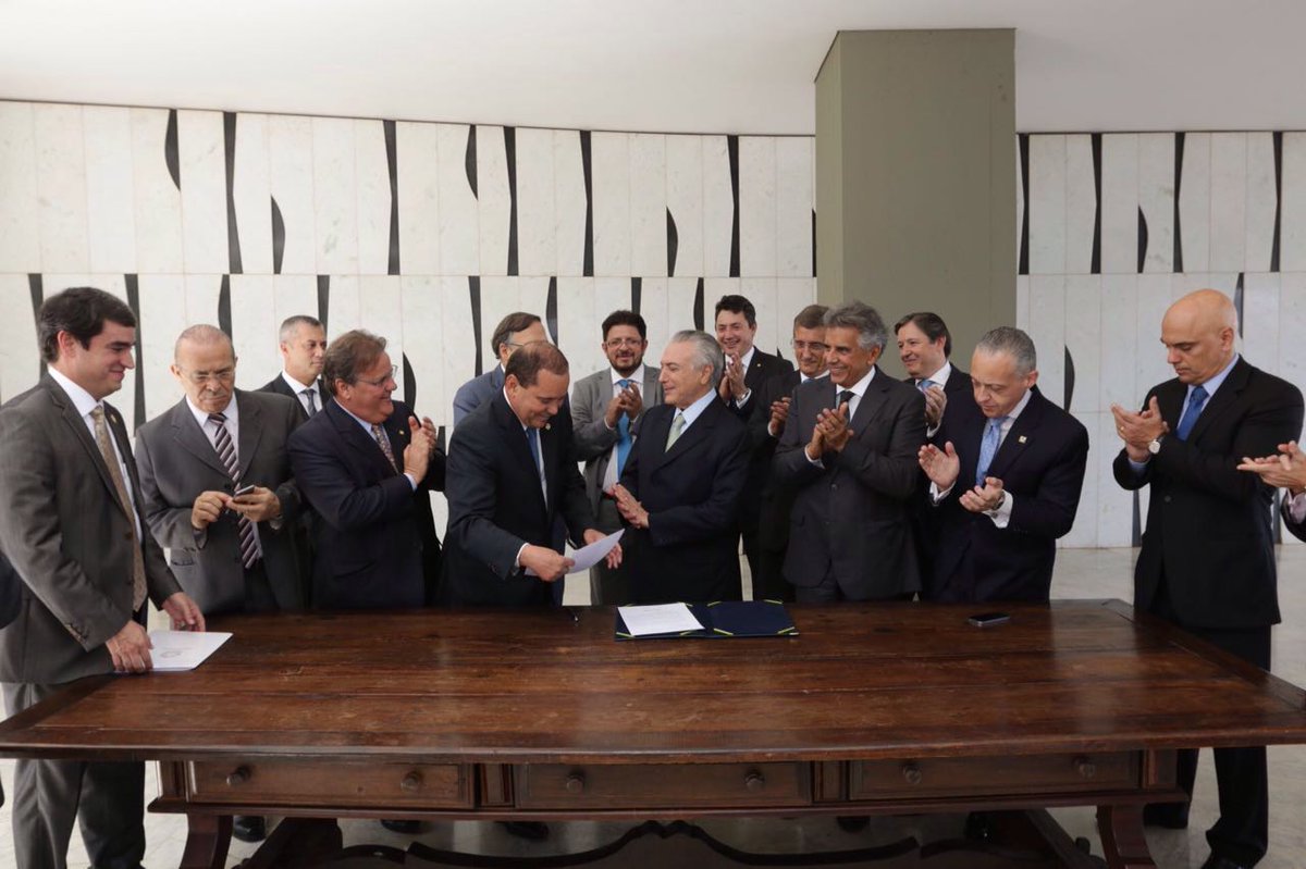 (AI) Michel Temer assina notificação de posse como presidente interino encaminhada pelo Senado.