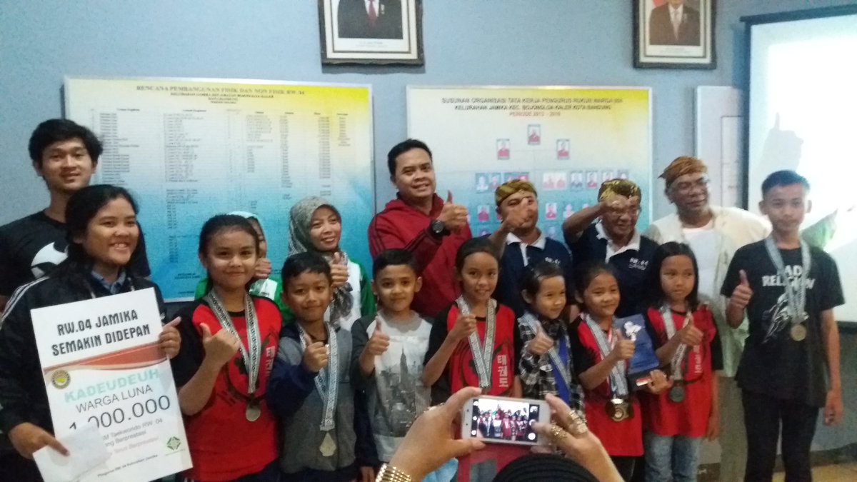 hasanwangsa1's tweet photo. @ridwankamil @PemumBdg @KecBojongloakal @kel_jamika  7 medali kejuaraan taekwondo #bandungjuara https://t.co/wWICL2KrYU