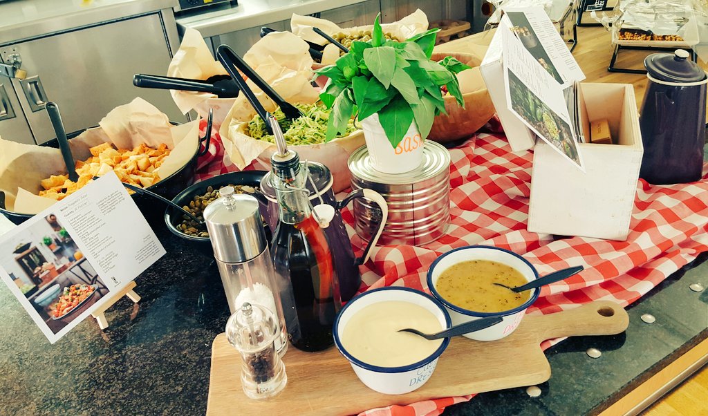 Which_Kitchen's tweet image. #dressedsalad #panzanellasalad #pienmighty @thekitchen @Which_Kitchen 
Create your own salad...