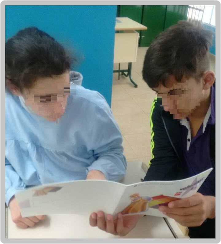Rocio_pc's tweet image. "Leer nos hace libres" #autismo #VivoDulceNombre. Alumnos en el Taller de Lectura. Gracias por vuestra dedicación!