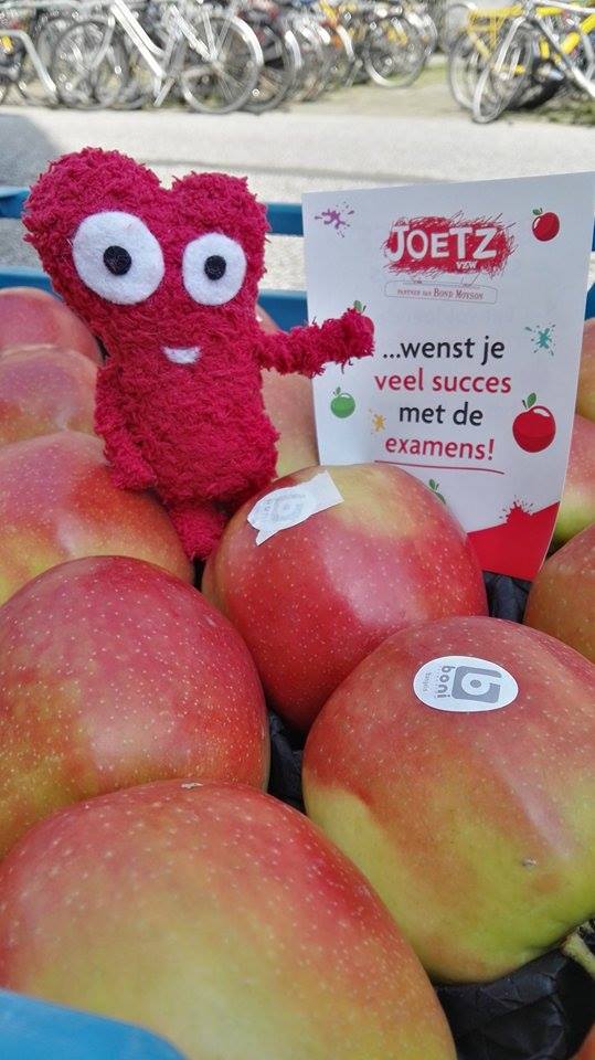 JOETZoost's tweet photo. Fruit is brainfood &amp; dus onmisbaar tijdens de examens! Kom je appel halen aan de Boekentoren! #joetzoost #blokboef https://t.co/csWG9jUJrm