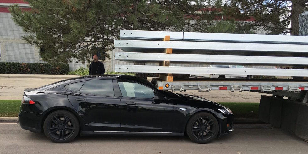 CarWaffle's tweet image. Holy crap, #Tesla owner claims Model S activated and crashed itself into a parked trailer bit.ly/1sgtFHX