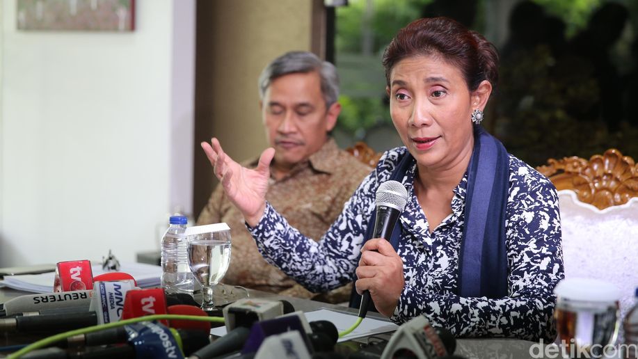 detikfinance's tweet photo. Susi: Kalau Ada yang Menemukan Illegal Fishing, SMS dan Twit ke Ibu https://t.co/kDaQ7f5CMH https://t.co/1EVWh90BK6