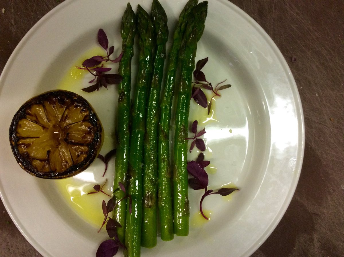 littleplatesbar's tweet photo. Making the most of the short asparagus season, served simply with lemon and olive oil https://t.co/cNwqeGNb1M