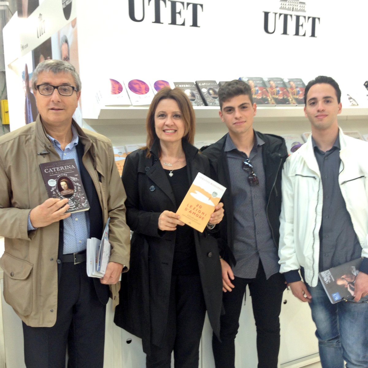 giuliavaldi's tweet photo. Eccoci da @UtetLibri con pezzi di @LiceoSAMarconi tra #lezionidamore e #lezionidistoria @LunaOrlandoG
#SalTo16 https://t.co/t5Wq3WSV8k