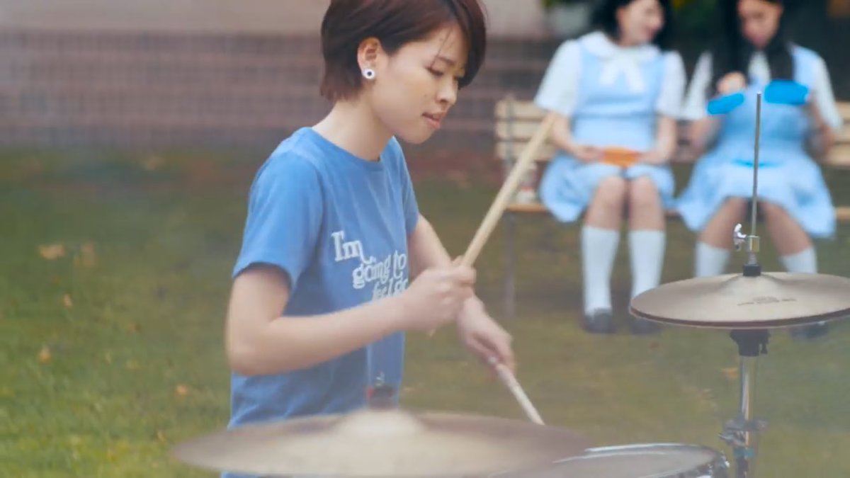 中庭の少女たち