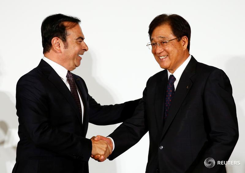 ReutersWorld's tweet photo. Nissan taking $2.2 billion controlling stake in scandal-hit Mitsubishi Motors: https://t.co/UbI0ehDa2q https://t.co/aYPXothglF