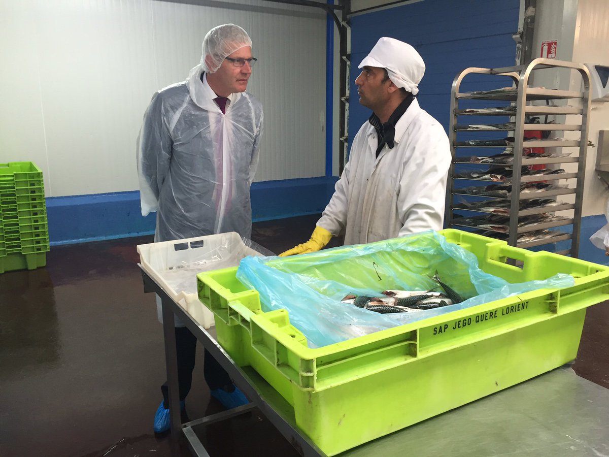 pasdecalais62's tweet photo. Quand poisson rime avec insertion... M. #Dagbert visite l'association Panier de la Mer à Boulogne #JeudisduCD62 #FSE https://t.co/8D7V6Lbeq3