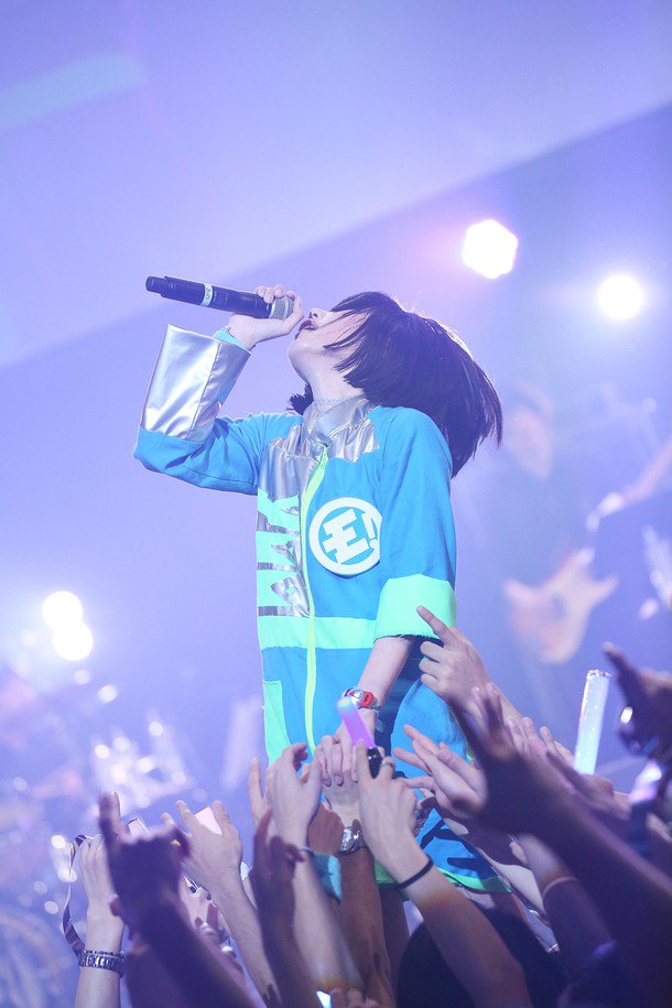 このSAVAGESのJehnny Bethのいい写真だなと思ったけど、ゆるめるモ