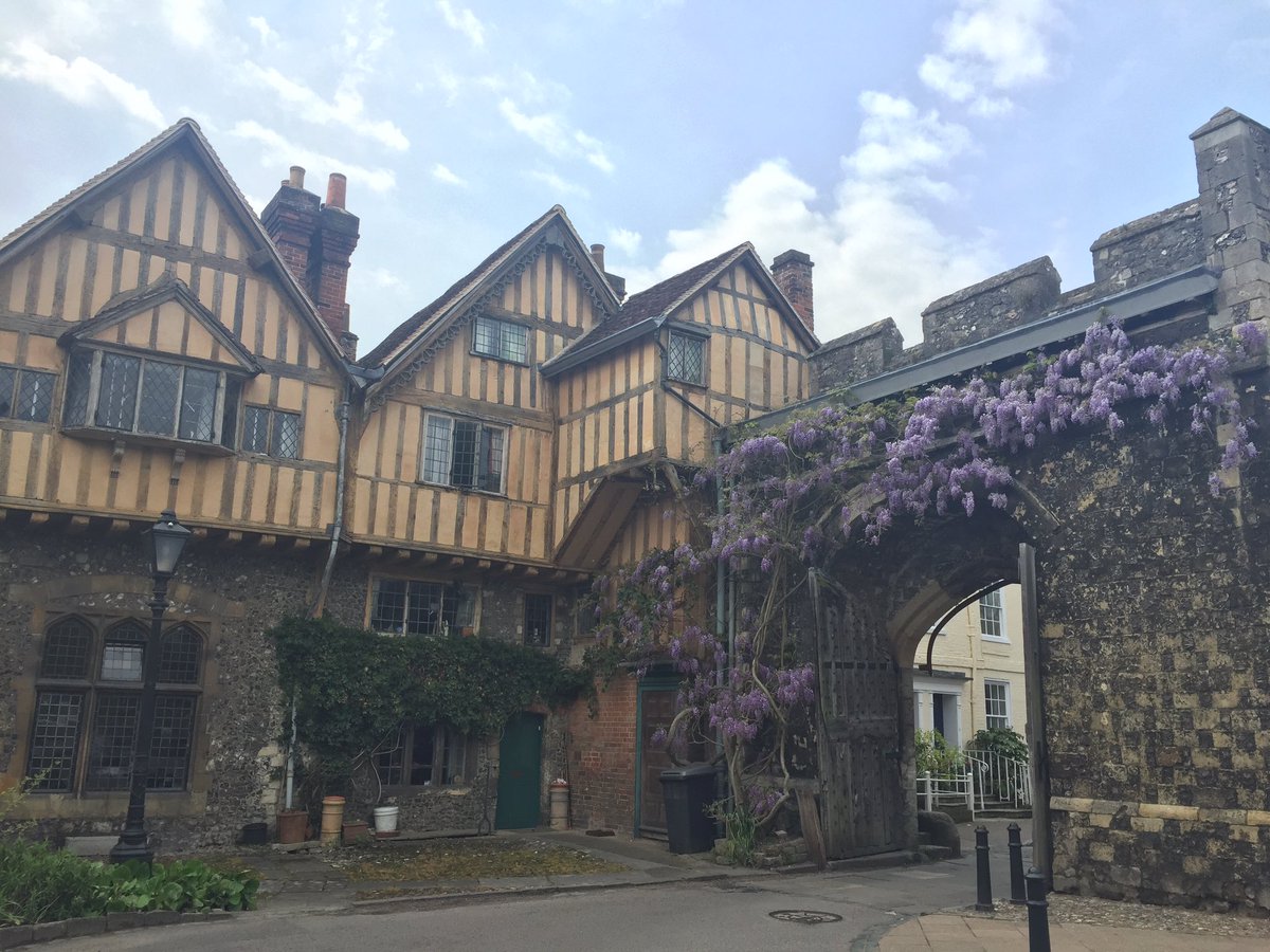 King_Alf's tweet image. There are so many pretty lunch spots in the sunshine in #Winchester ☀️
