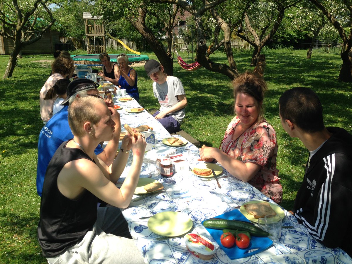 ZebraZorg's tweet photo. Met dit mooie weer lunchen we iedere dag in de boomgaard. Zo komen we even bij van het harde werken. https://t.co/9JrG6wV08r