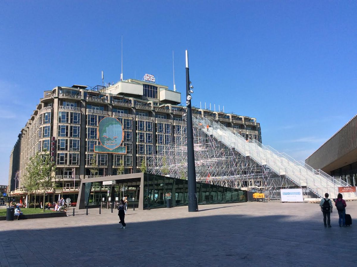 FonsMaasTW's tweet photo. Opbouw van #megatrap naar #Groothandelsgebouw gaat hard! #RotterdamViertDeStad @Rdamviertdestad @MVRDV #Rotterdam https://t.co/HkcSO2lwY1