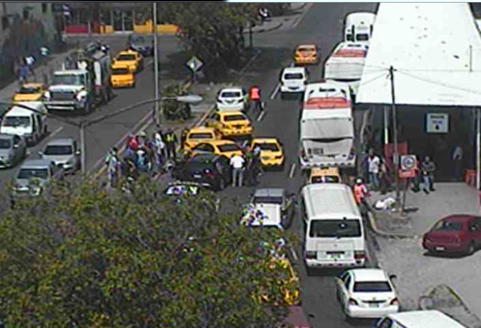 gtraficoattt's tweet photo. Colisión múltiple en Ave.Balboa frente al Mercado de Marisco, a las 10:05 Am. https://t.co/XzKG0kTXIE