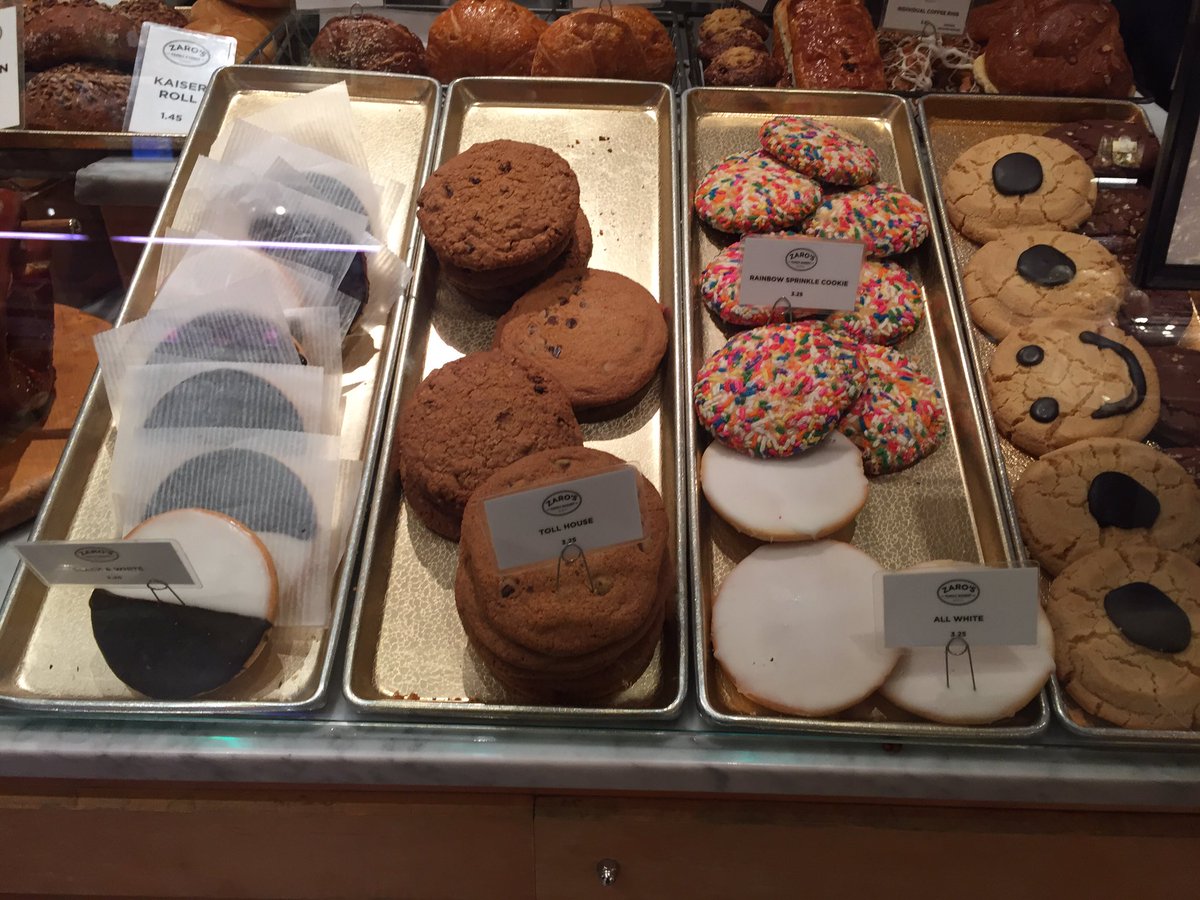 stephanie_h's tweet photo. black and white cookie versus just plain vanilla? No contest. #nycommute https://t.co/ajLLJuOxvl