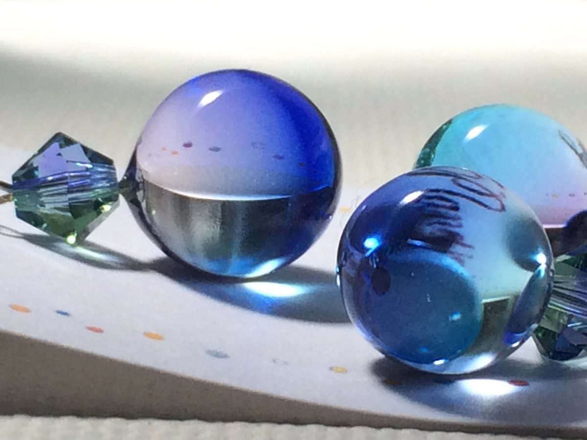 夜明玉 Auf Twitter 写真がなかなかキレイに撮れず ヽ ノ遅くなってしまいましたが Planet Jewelry 様のプレゼント企画で作っていただいたレジンピンのネックレスとピアスです 透明感と色のグラデーションが美しいのです