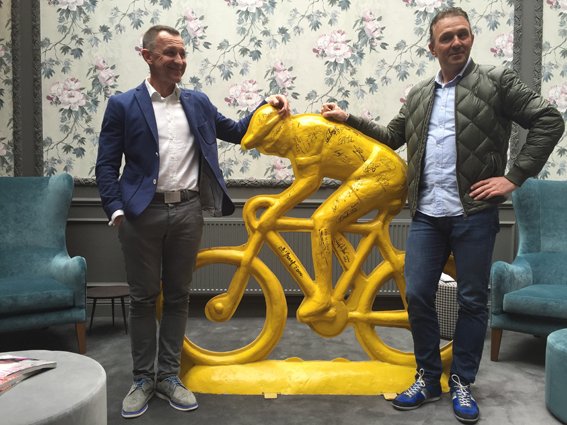 DeOntsnapping's tweet photo. The Golden Escapee with all the signatures of @RondeVlaanderen winners is for sale https://t.co/MZMPrD6Seb Pls RT https://t.co/JZeaFpirhf