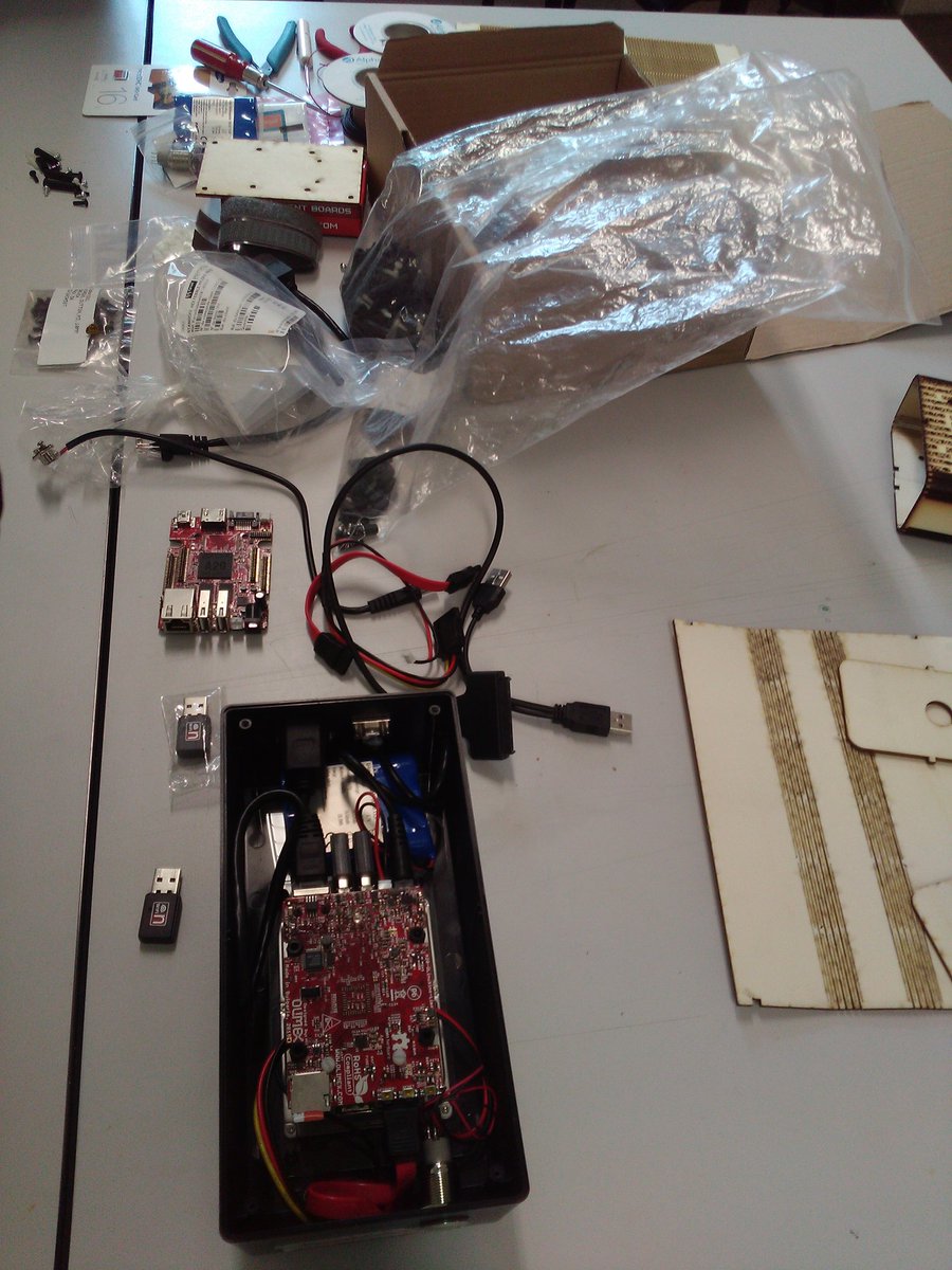 Barbayellow's tweet image. Début de l'atelier montage collaboratif du #koombook au #labfab de Rennes cc @BSFontheweb