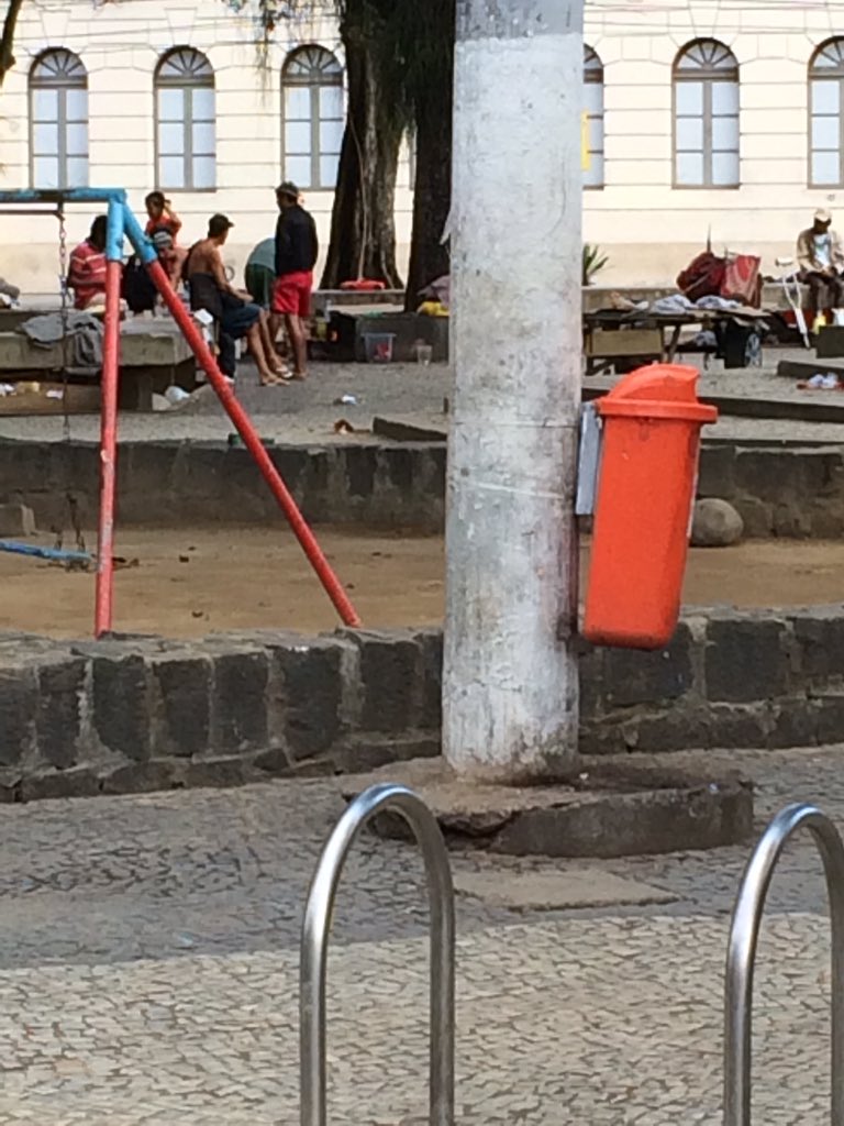 NOEGOMES's tweet photo. @denuncieniteroi @ofluminense1 @_RodrigoNeves_ Sr. Prefeito a cracolândia continua crescendo. Cadê o @SEOPNITEROI ? https://t.co/p7U2w11z0c