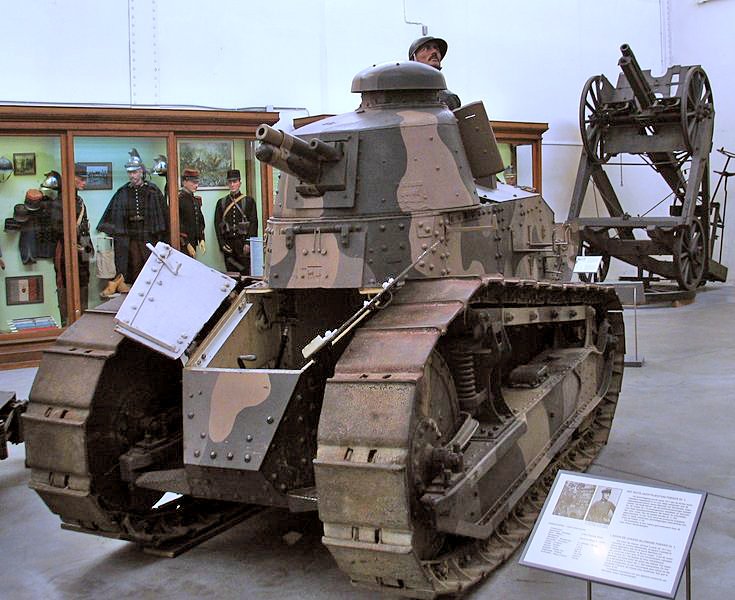 ルノーFT-17
近代戦車は第一次世界大戦中に初めて登場したがその中でもFT-17は各国の戦車に比べ革新的で以降の戦車の基本形となった。時速7km/hと人が歩くよりも遅いがそこは最初の戦車なのでご愛嬌。