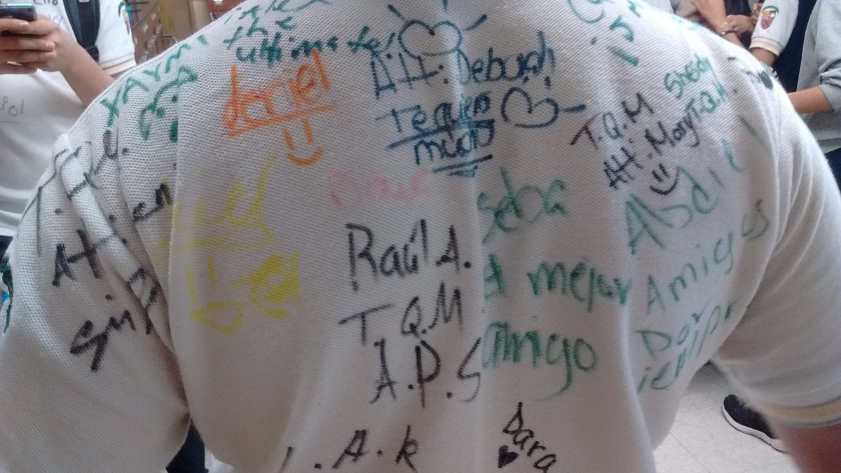 Sans43139229's tweet image. Último día de clases y pobres camisas #finalclass