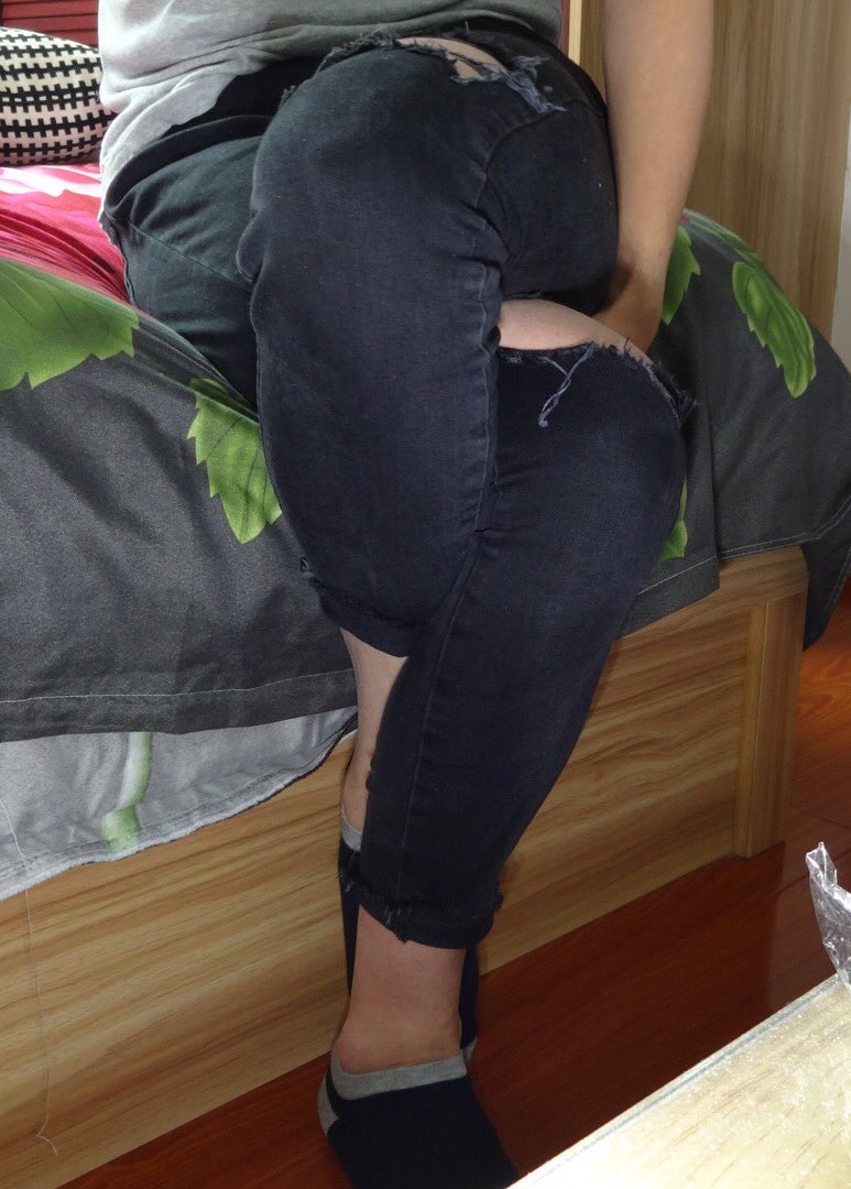 Pissing with legs crossed - XXX Sex Photos legs crossed with Pissing