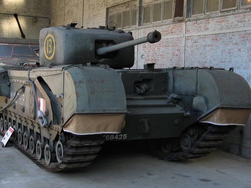 チャーチル歩兵戦車
1941年に量産が開始されたイギリスの戦車。重装甲高火力で鈍足な戦車。別に歩兵戦車だから遅くていいという開き直った戦車。ちなみに歩兵戦車とは機動戦は行わず歩兵の随伴支援が目的の戦車である。