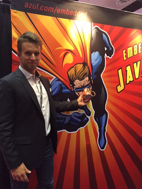 AzulSystems's tweet image. Scott M. of @MixRank offering a drink to #AzulSystems Java Superhero at #iotworld16