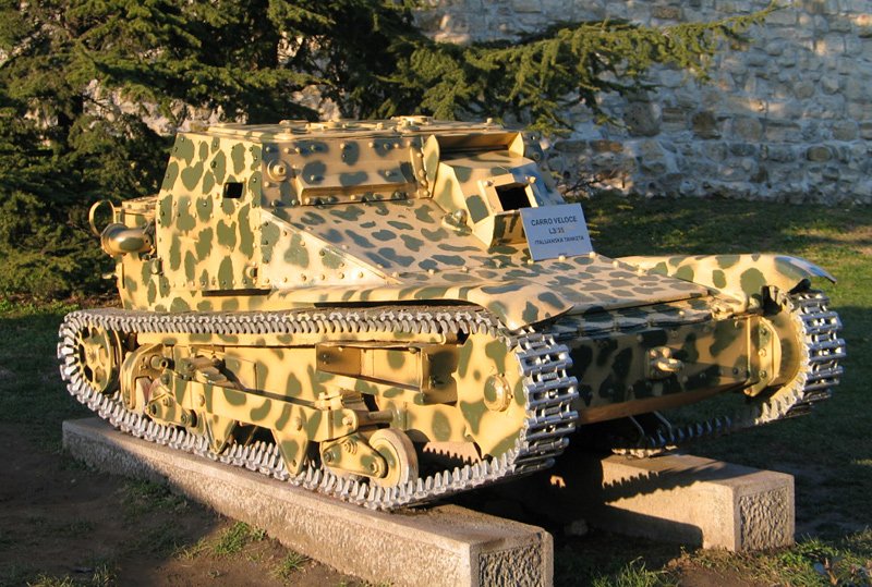 C.V.33（カルロ・ヴェローチェ）
イギリスから輸入したカーデンロイドを研究し、開発した豆戦車。武装は8mm重機関銃2挺と貧弱であるが、移動式銃座としても活躍したようである。ちなみに約3トンあるので横転したら女の子2人では、、、。