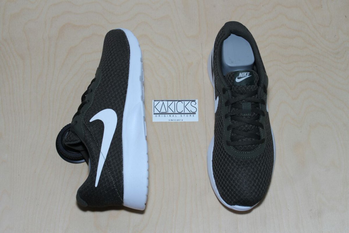 Nike Tanjun 
Dark green/White
Size 40
BNWB
IDR 550k
<a href="/sob_021/">Sneakers Of Badass</a> <a href="/Kaospolosco/">Kaospolos Company</a> @sys_wash <a href="/MySkateSurfOl/">My Skate Surf Online</a>