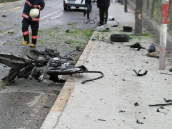 Sancaktepe'de askeri kışladan çıkan personel servis aracının yakınında bomba yüklü bir araç infilak ettirildi.