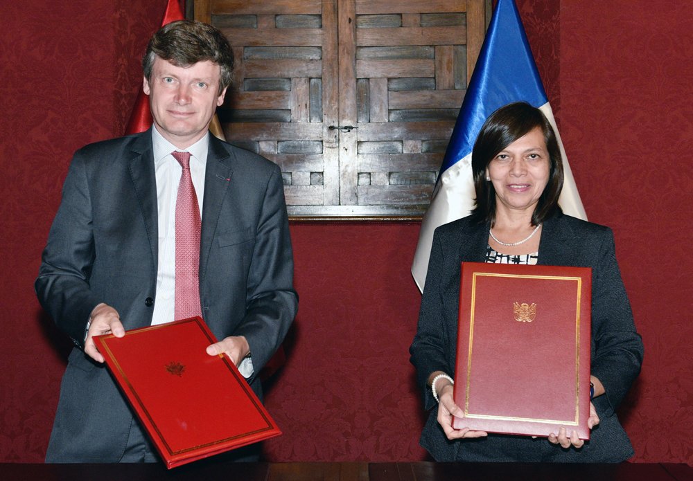 La Ministre des Affaires étrangères signe le renouvellement de l'accord de coopération académique avec la #France